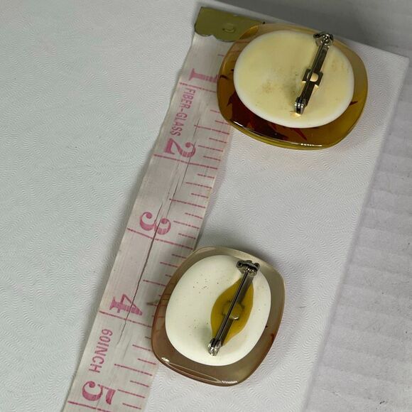 Lot of 2 vintage acrylic maple leaf brooches - Picture 5 of 7